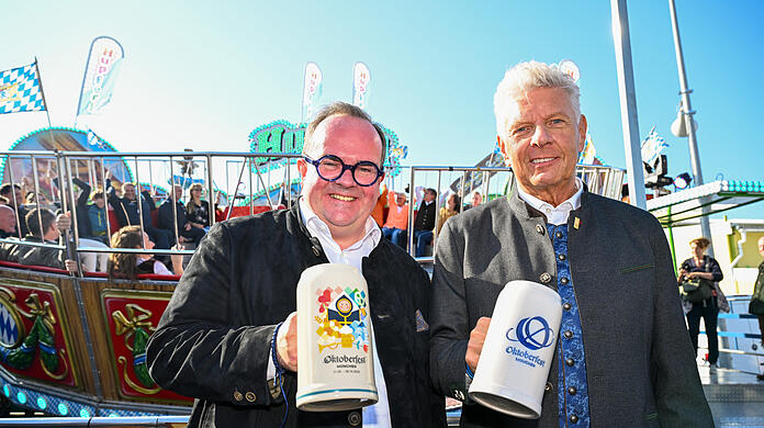 V.l.: Noch-Wiesnchef Clemens Baumgärtner (CSU) und Oberbürgermeister Dieter Reiter (SPD) präsentieren die Neuheiten der Wiesn 2024.