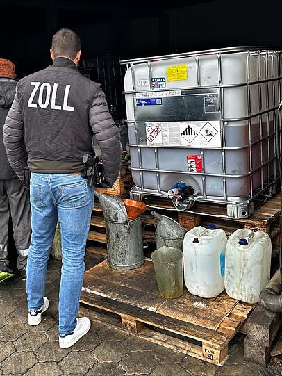 230 Zollfahnderinnen und Zollfahnder waren bei einer Razzia wegen mutmaßlichen Millionenbetrugs beim Dieselverkauf im Einsatz. 230 Zollfahnderinnen und Zollfahnder waren bei einer Razzia wegen mutmaßlichen Millionenbetrugs beim Dieselverkauf im Einsatz.