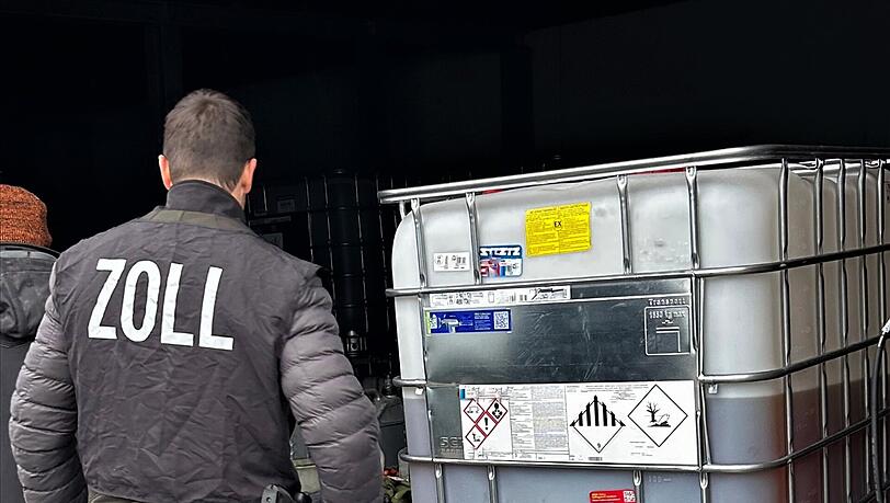 230 Zollfahnderinnen und Zollfahnder waren bei einer Razzia wegen mutmaßlichen Millionenbetrugs beim Dieselverkauf im Einsatz. 230 Zollfahnderinnen und Zollfahnder waren bei einer Razzia wegen mutmaßlichen Millionenbetrugs beim Dieselverkauf im Einsatz.