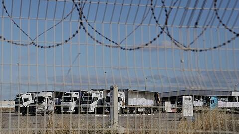 Am Montag war erstmals seit fast drei Monaten wieder humanitäre Hilfe in das umkämpfte Gebiet gekommen – israelischen Angaben zufolge waren es aber zunächst nur fünf Lastwagen.