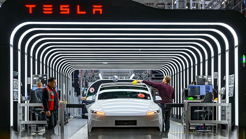 Der US-Elektroautobauer Tesla hat den Krankenstand in der Fabrik in Gr&uuml;nheide bei Berlin reduziert. (Archivbild)