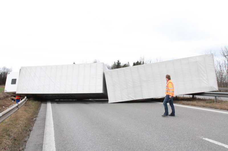 Am Freitag stürmte es so gewaltig, dass auf der A8 im Landkreis Rosenheim ein Lkw umgweht wurde und quer über die Fahrbahn kippte.
