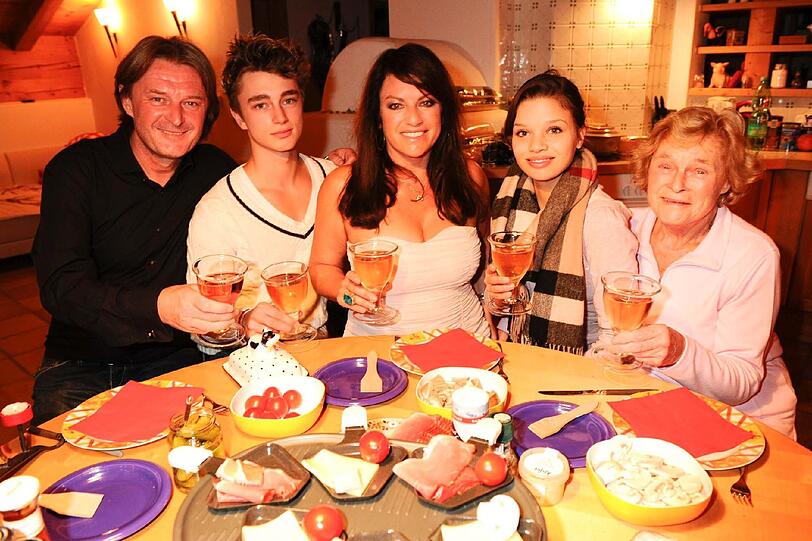 Da ist die Ehe schon nicht mehr zu retten: Christine Neubauer mit Mann Lambert, seiner Mutter Christl und Sohn Lambert mit Freundin Stella an Silvester als (vermeintlich) heile Familie.
