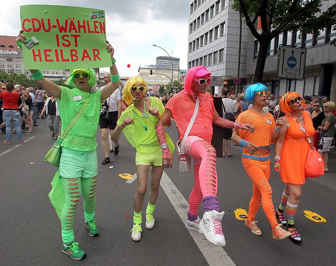 Christopher Street Day in Berlin: Die Bilder von der buntesten Parade der Stadt zum Durchklicken.