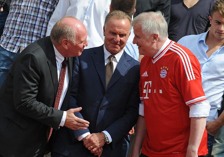 Horst Seehofer lud die Bayern anlässlich des Triumphes in der Vorsaison ein. Hier die Bilder vom offiziellen Empfang in der Staatskanzlei.