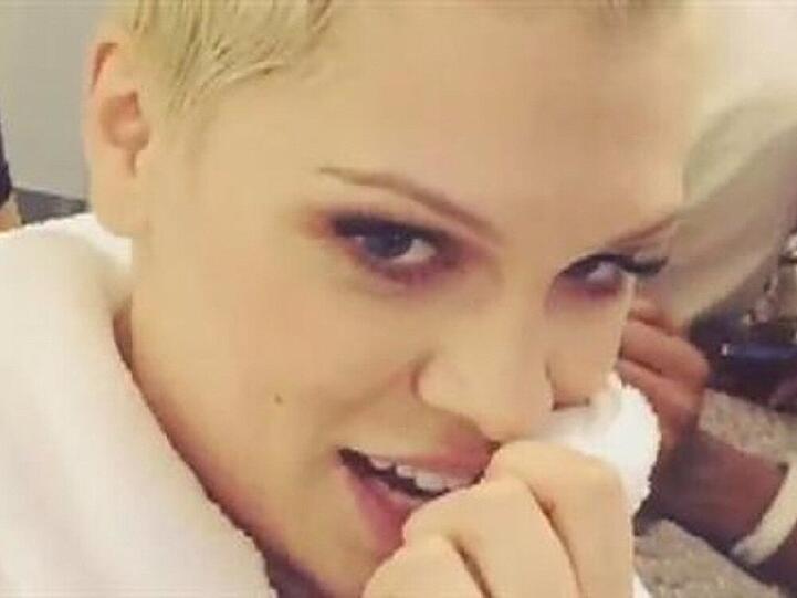Jessie J tanzt im Bademantel