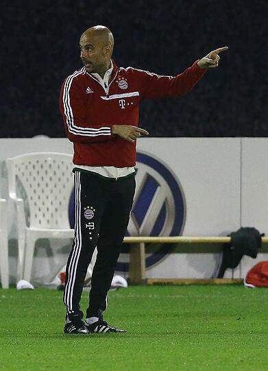 Bayern-Coach Pep Guardiola gibt bereits von der ersten Minute des Trainings klare Anweisungen.