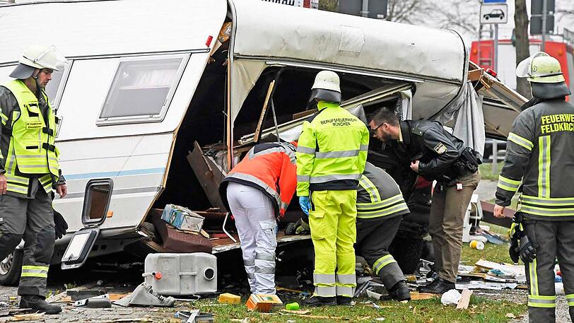 Die Münchner Straße in Feldkirchen - ein einziges Schlachtfeld. Die Bilder vom spektakulären Wohnwagen-Unfall.