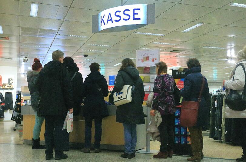 Ein Verkäufer und vier weitere Männer sollen ein Kaufhaus München per Trick um zahlreiche Einkäufe gebracht haben.