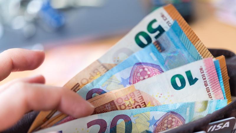 Eine Frau zählt ihr Geld. Eine Frau zählt ihr Geld.