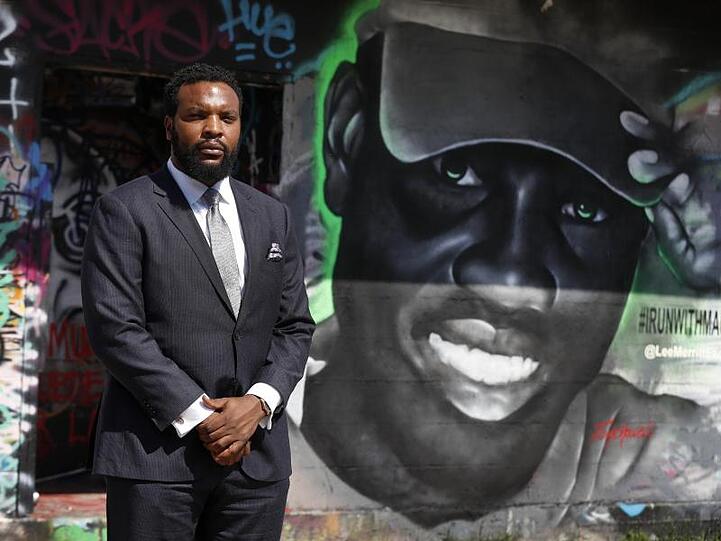 Lee Merritt, ein Anwalt der Opferfamilie, vor einem Wandbild von Ahmaud Arbery in Dallas.