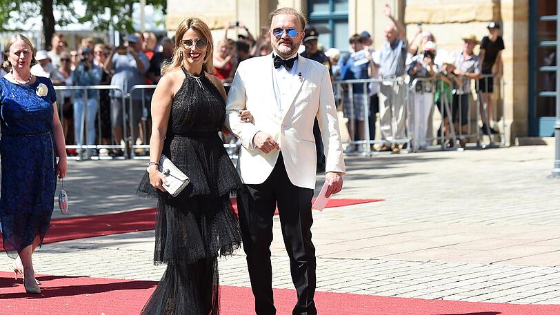 James Bond mit Morticia Addams: Alexander Fürst zu Schaumburg-Lippe mit Frau Mahkameh Navabi.