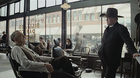 Wird es eng für den Paten und "netten Onkel" Bill Hale (Robert De Niro)? Immerhin kommt das FBI sogar im Barbershop vorbei und hat ein paar Fragen.