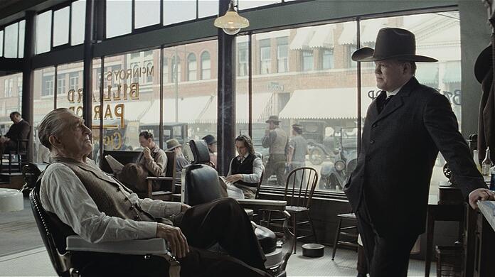 Wird es eng für den Paten und "netten Onkel" Bill Hale (Robert De Niro)? Immerhin kommt das FBI sogar im Barbershop vorbei und hat ein paar Fragen.