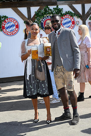 Dayot Upamecano spielte gestern in Bremen zu Null – und kam ebenfalls in Begleitung zum Oktoberfest.