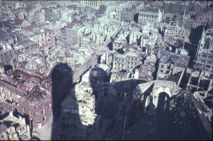 Blick vom Nordturm der Frauenkirche nach Osten über die zerstörte Altstadt. Oben auf dem Foto ist der Max-Joseph-Platz zu erkennen mit der Säulenreihe der Staatsoper.