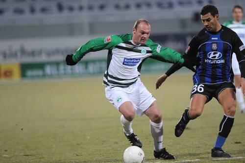 Fürths Alexander Voigt (l.) war bei seinem Debüt gegen Frankfurt, hier im Duell mit Youssef Mokthari, ein stabilisierendes Element. Trainer Benno Möhlmann sah es mit Freude.