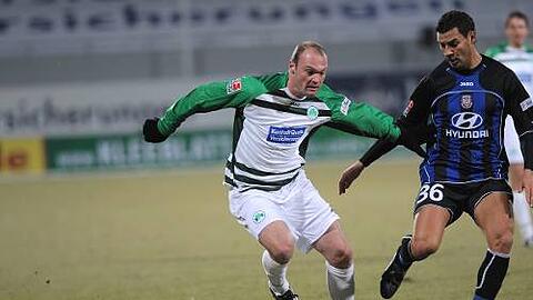 Fürths Alexander Voigt (l.) war bei seinem Debüt gegen Frankfurt, hier im Duell mit Youssef Mokthari, ein stabilisierendes Element. Trainer Benno Möhlmann sah es mit Freude.