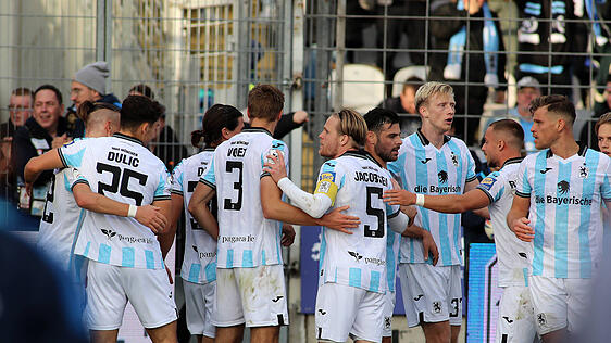 Der TSV 1860 jubelt über das 1:0 gegen Duisburg.