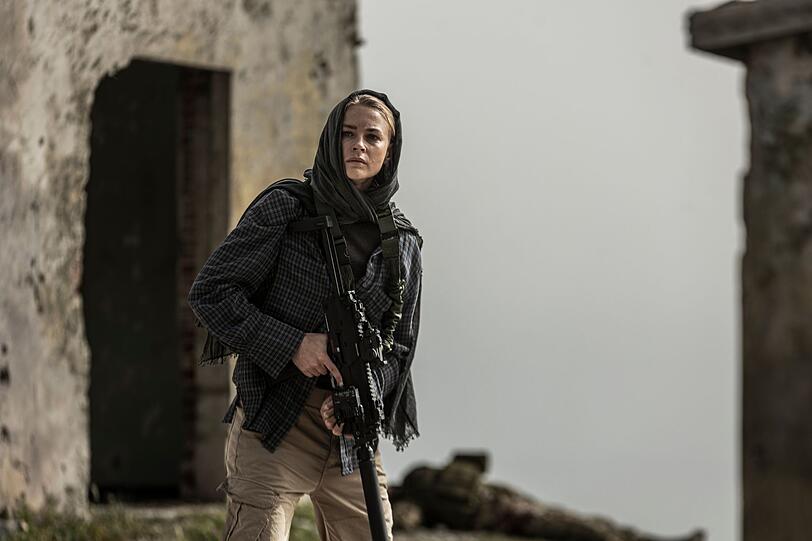 Vera (Jeanne Goursaud) trotzt der Gefahr in Afghanistan nach der Machtübernahme der Taliban. Die deutsche Soldatin möchte um jeden Preis einen afghanischen General retten, der viel für eine fortschrittliche Zukunft des Landes getan und ihr selbst einmal das Leben gerettet hat. Vera (Jeanne Goursaud) trotzt der Gefahr in Afghanistan nach der Machtübernahme der Taliban. Die deutsche Soldatin möchte um jeden Preis einen afghanischen General retten, der viel für eine fortschrittliche Zukunft des Landes getan und ihr selbst einmal das Leben gerettet hat.