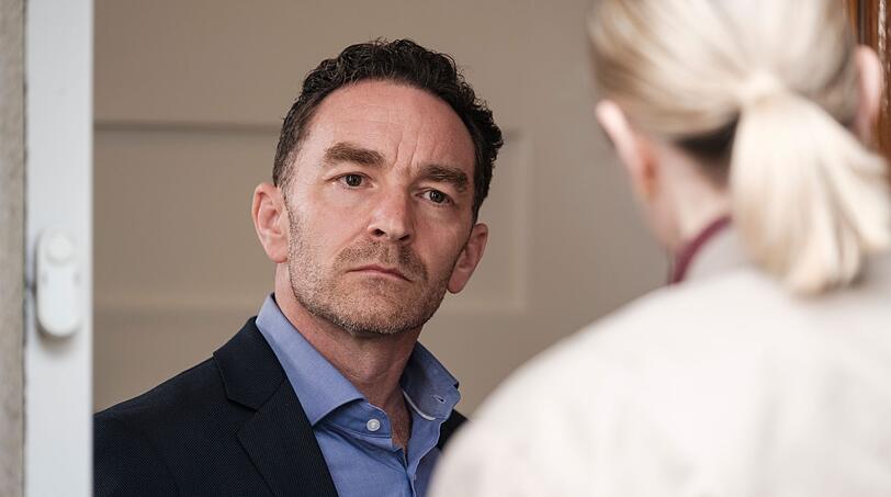 War eigentlich er das Ziel des Mordanschlags? Der auf organisierte Kriminalität spezialisierte Anwalt Dr. Ton Versteijnen (Christian Cadenbach) wohnt direkt am Tatort. Seine Überwachungskamera hat die Täter gefilmt und liefert scheinbar eindeutige Beweise. War eigentlich er das Ziel des Mordanschlags? Der auf organisierte Kriminalität spezialisierte Anwalt Dr. Ton Versteijnen (Christian Cadenbach) wohnt direkt am Tatort. Seine Überwachungskamera hat die Täter gefilmt und liefert scheinbar eindeutige Beweise.