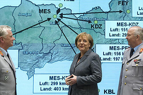 Angela Merkel besucht die Kommando-Zentrale der Bundeswehr