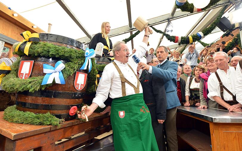 O'zapft is! Der Oberbürgermeister wünscht allen Besuchern eine schöne Wiesn.