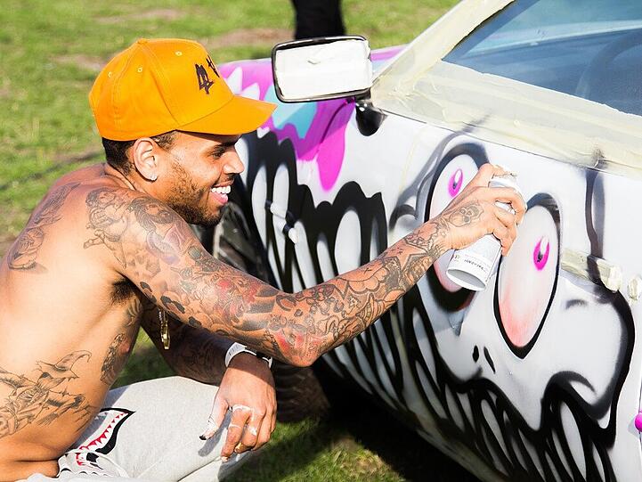 Großer Spaß, guter Zweck: Chris Brown beim Sprayen auf dem niederländischen "Vestival"