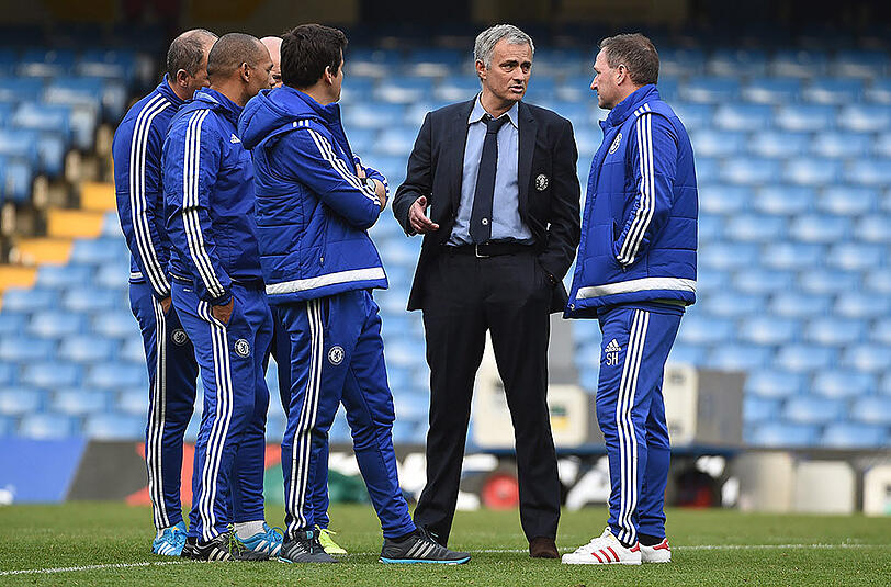 Jose Mourinho im Kreises seines Chelsea-Coaching-Teams.