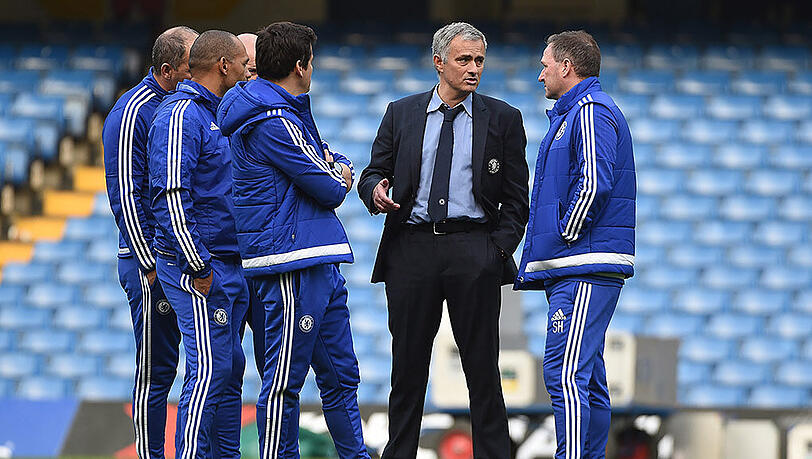 Jose Mourinho im Kreises seines Chelsea-Coaching-Teams. Jose Mourinho im Kreises seines Chelsea-Coaching-Teams.