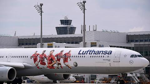 Wieder auf Münchner Boden gelandet: die FC-Bayern-Maschine der Lufthansa.
