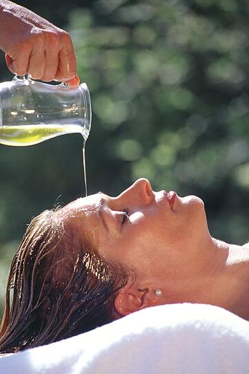 Kein Ayurveda ohne Stirnguss.
