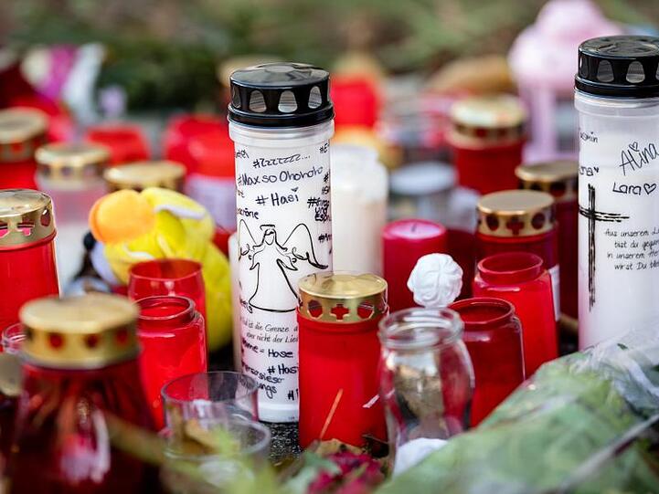 Kerzen und Blumen liegen an der Unfallstelle, an der am 15.11. ein 14-Jähriger zu Tode gekommen ist. Foto: Matthias Balk/dpa