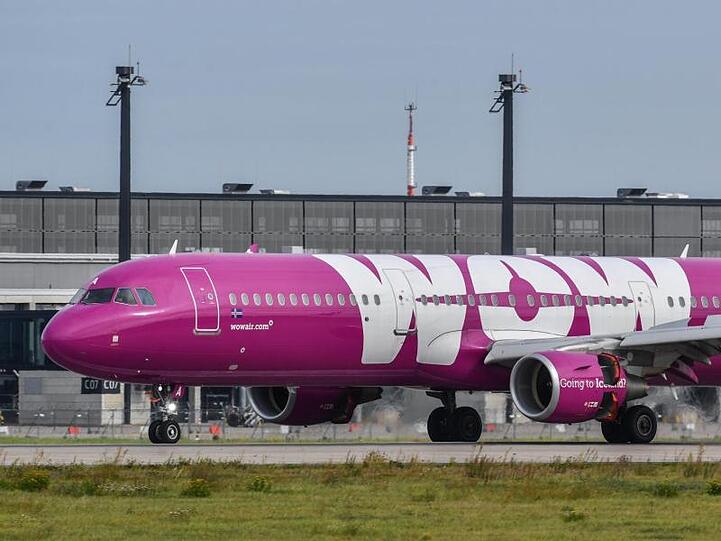 Ein Passagierflugzeug der isländischen Billigfluggesellschaft WOW Air landet in Berlin Schönefeld.