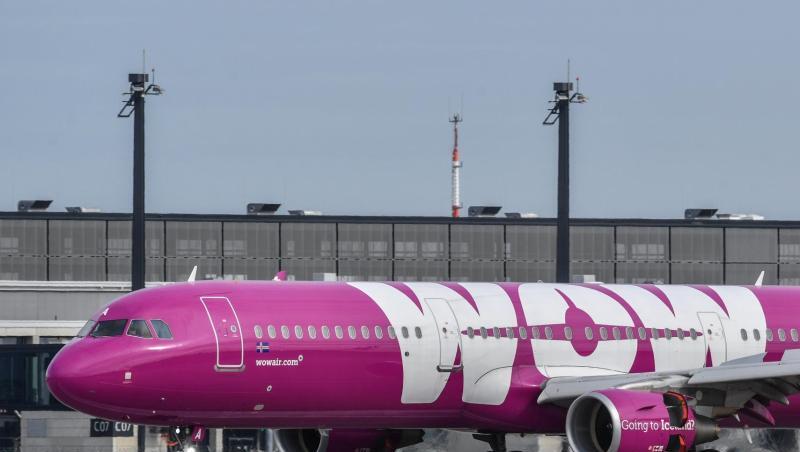 Ein Passagierflugzeug der isländischen Billigfluggesellschaft WOW Air landet in Berlin Schönefeld. Ein Passagierflugzeug der isländischen Billigfluggesellschaft WOW Air landet in Berlin Schönefeld.