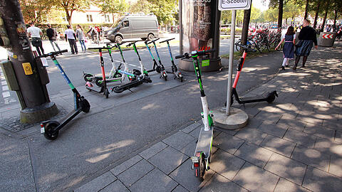 E-Scooter stehen rund ums Wiesn-Gelände herum. (Archivbild)
