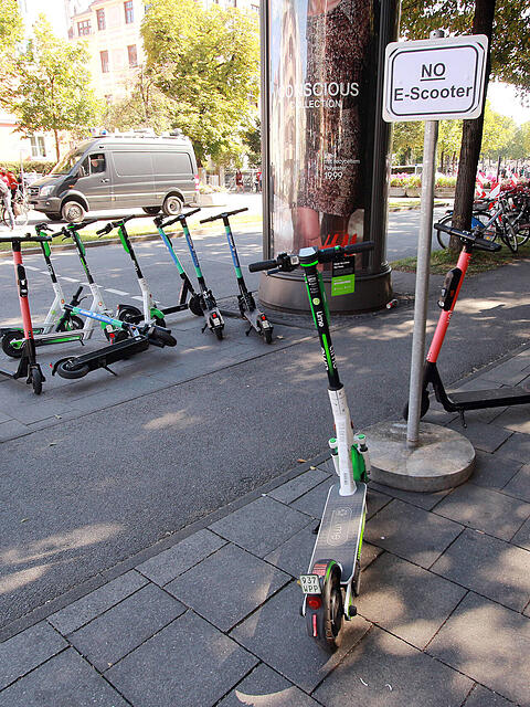 E-Scooter stehen rund ums Wiesn-Gelände herum. (Archivbild)