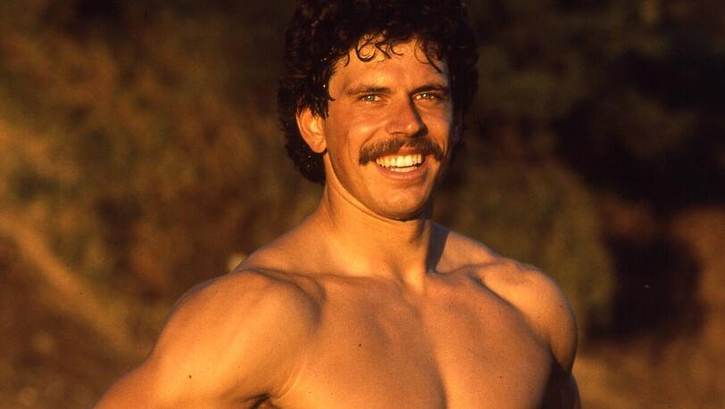 Jürgen Hingsen posiert 1984 oberkörperfrei. Jürgen Hingsen posiert 1984 oberkörperfrei.