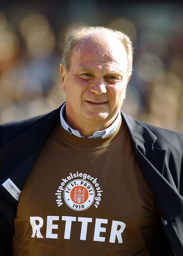 "Wir müssen aufpassen", warnte Uli Hoeneß kürzlich wegen der prekären finanziellen Situation der Bayern. "Wir müssen aufpassen", warnte Uli Hoeneß kürzlich wegen der prekären finanziellen Situation der Bayern.