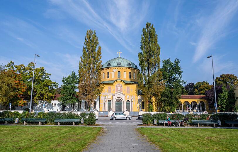 Blick auf die Aussegnungshalle: Die Fliegerbombe wurde "bei Erdbewegungsarbeiten" am Rande des Westfriedhofs in Moosach entdeckt. (Archivbild)
