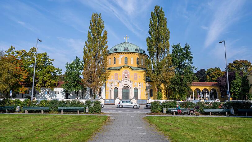 Blick auf die Aussegnungshalle: Die Fliegerbombe wurde "bei Erdbewegungsarbeiten" am Rande des Westfriedhofs in Moosach entdeckt. (Archivbild)