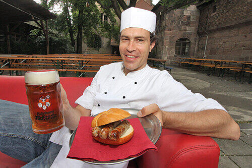 In der Happy Hour bietet Wirt Maik Dornberger die Halbe plus 3 im Weggla für 3 Euro an.