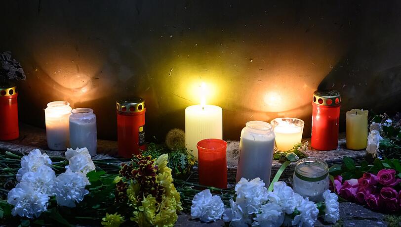 Am Tatort haben Menschen mit Blumen und Kerzen ihr Mitgef&uuml;hl ausgedr&uuml;ckt.