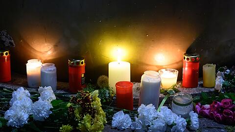 Am Tatort haben Menschen mit Blumen und Kerzen ihr Mitgef&uuml;hl ausgedr&uuml;ckt.