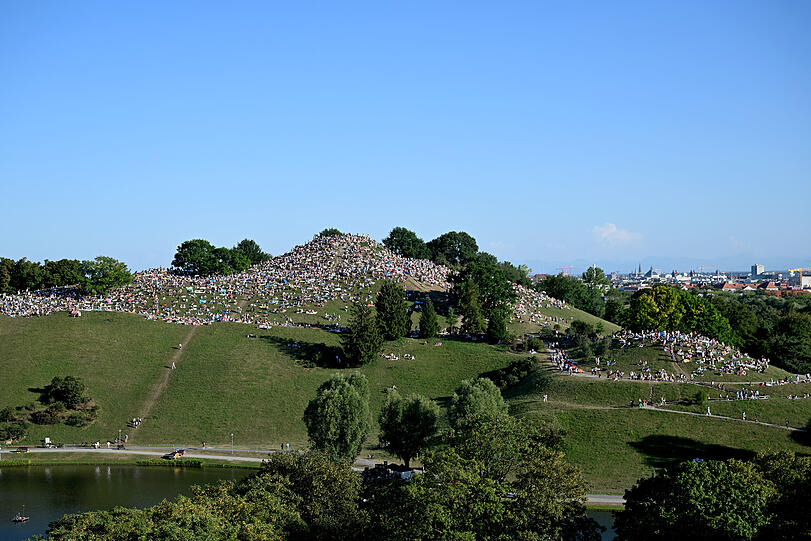 Bereits am sp&auml;ten Nachmittag haben sich hunderte Menschen auf dem Olympiaberg eingefunden, um von dort die Sonnenfinsternis zu beobachten.