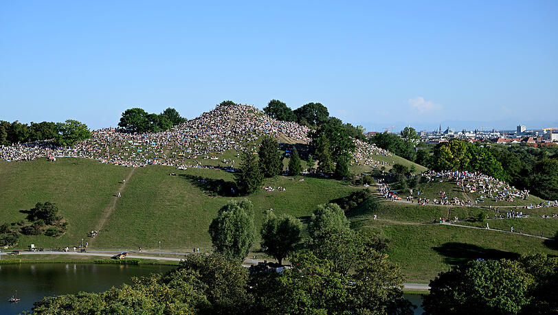 Bereits am späten Nachmittag haben sich hunderte Menschen auf dem Olympiaberg eingefunden, um von dort die Sonnenfinsternis zu beobachten. Bereits am späten Nachmittag haben sich hunderte Menschen auf dem Olympiaberg eingefunden, um von dort die Sonnenfinsternis zu beobachten.
