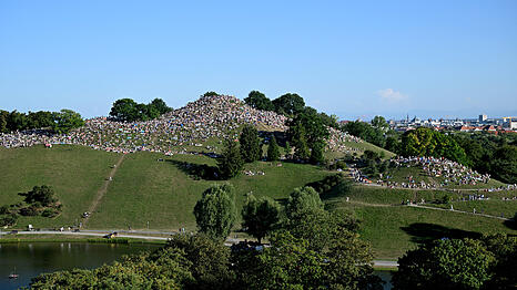 Bereits am sp&auml;ten Nachmittag haben sich hunderte Menschen auf dem Olympiaberg eingefunden, um von dort die Sonnenfinsternis zu beobachten.