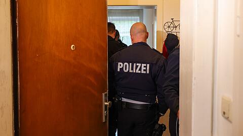 Sozialleistungsmissbrauch findet immer wieder in sogenannten Schrottimmobilien statt - hier eine Razzia in Hagen im September 2025. (Archivfoto)