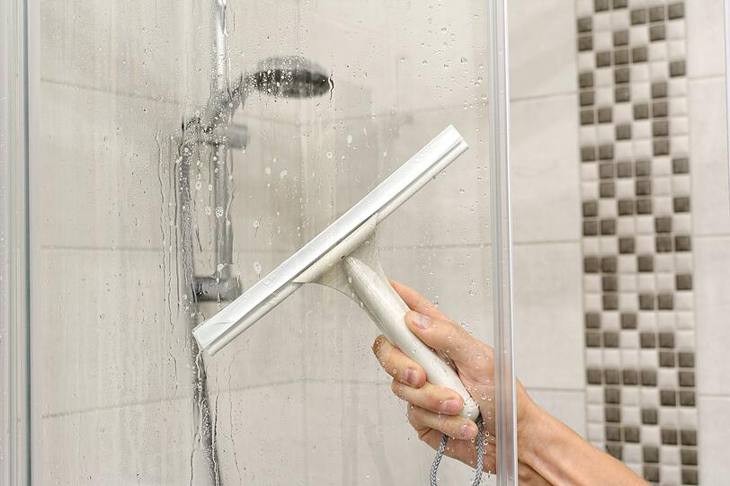 Diese Maßnahme beugt unschönen weißen Flecken auf Echtglas oder Kunstglas in der Dusche vor: Halten Sie einen Abzieher bereit und wischen Sie damit nach jedem Duschen die Kabine sauber. Es dauert nicht lange und Sie sparen sich viel Zeit, da Sie später nicht die Flecken von den Wänden entfernen müssen. Diese Maßnahme beugt unschönen weißen Flecken auf Echtglas oder Kunstglas in der Dusche vor: Halten Sie einen Abzieher bereit und wischen Sie damit nach jedem Duschen die Kabine sauber. Es dauert nicht lange und Sie sparen sich viel Zeit, da Sie später nicht die Flecken von den Wänden entfernen müssen.