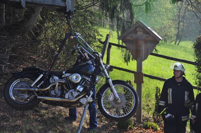 In einer Kurve hat der Zweiradfahrer aus ungeklärten Gründen die Kontrolle über sein Fahrzeug verloren und war gegen einen Baum und anschließend gegen ein Verkehrsschild geprallt. Der Fahrer erlitt schwere Verletzungen am Oberschenkel und musste mit dem Hubschrauber ins Krankenhaus abtransportiert werden.